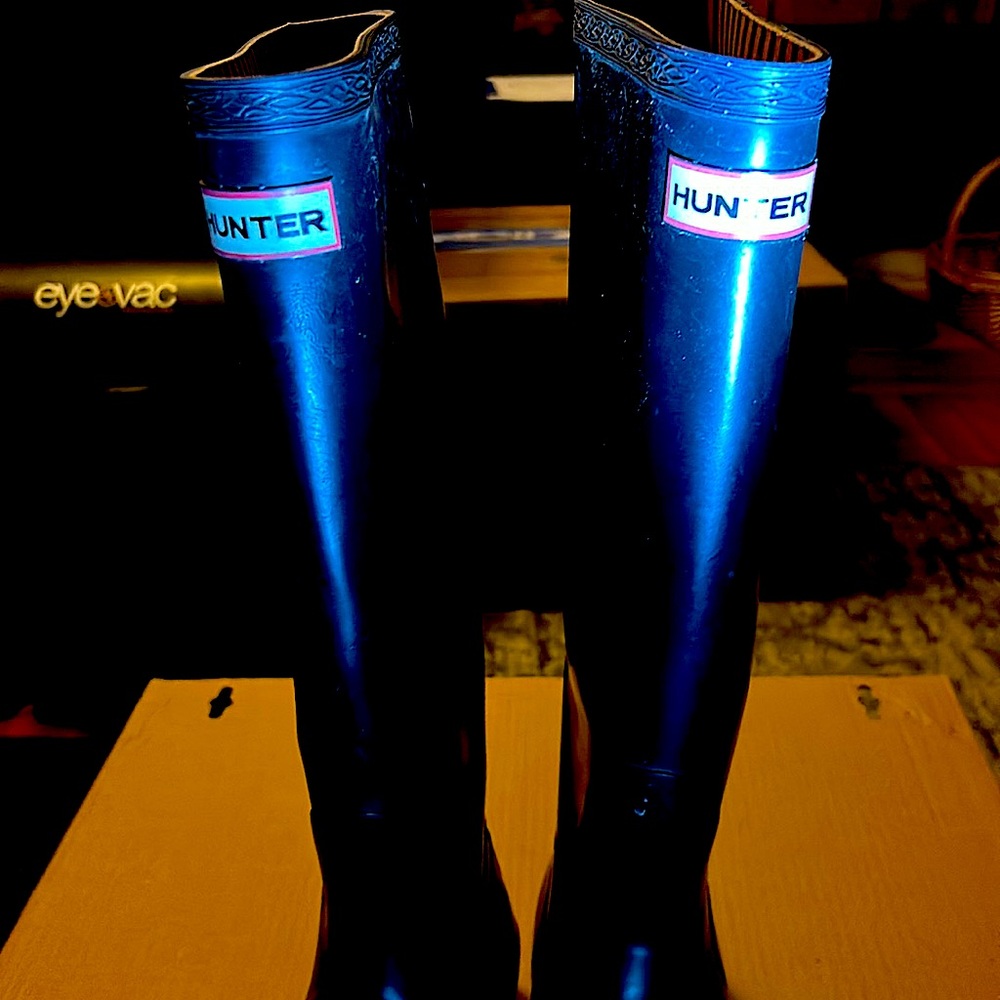 Hunter black rain boots Vibrant Red and Black Striped Pattern.  Missing buckles - Picture 4 of 5